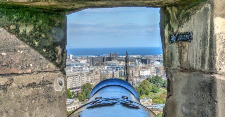 Edinburgh Castle - Selective Focus Photography of Cannon and Buildings