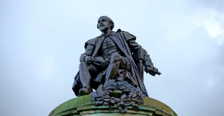 Shakespeare - Photo of Black Ceramic Male Profile Statue Under Grey Sky during Daytime